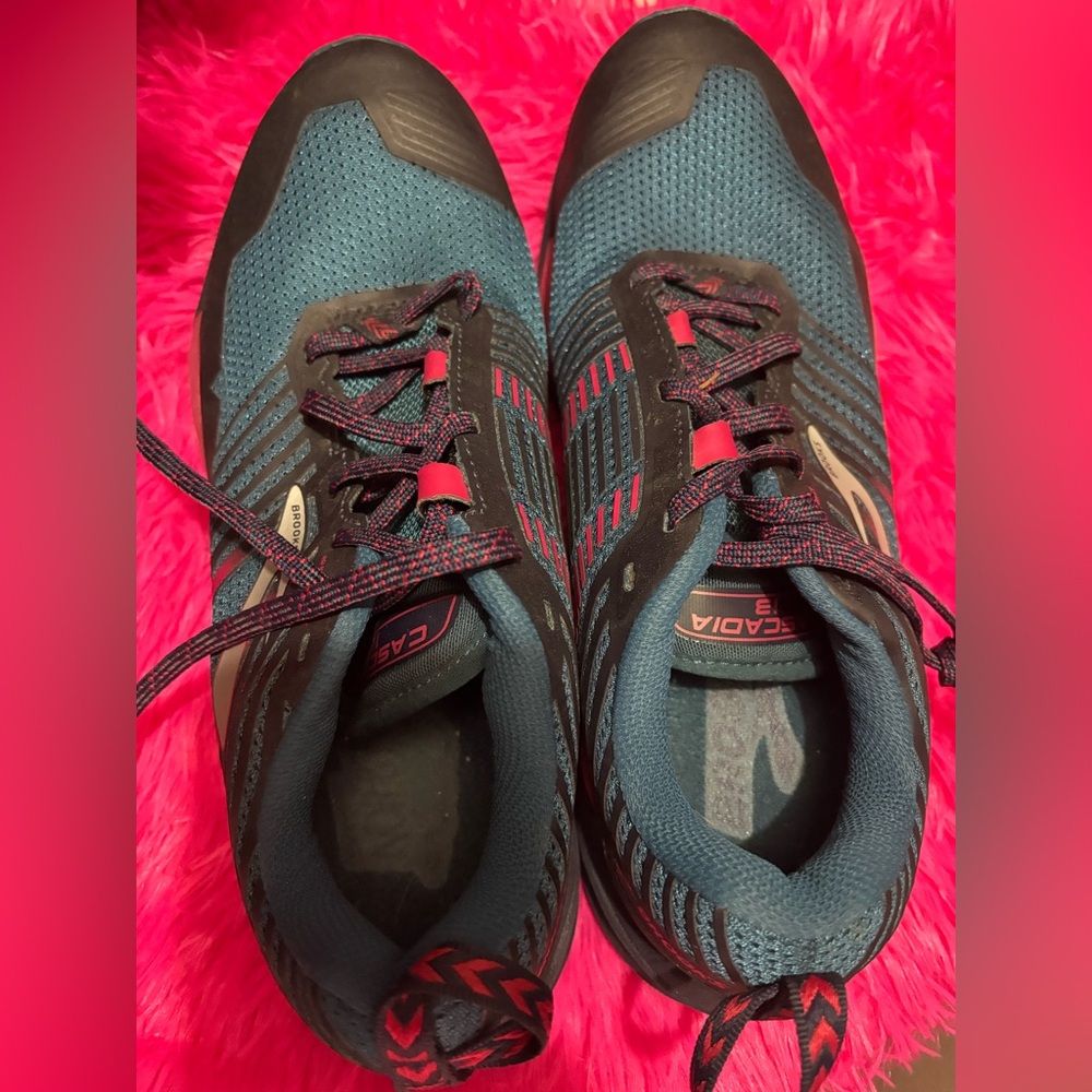 🎉🎉 3/30$ 🎉🎉 Blue and Black Cascadia Running Shoes